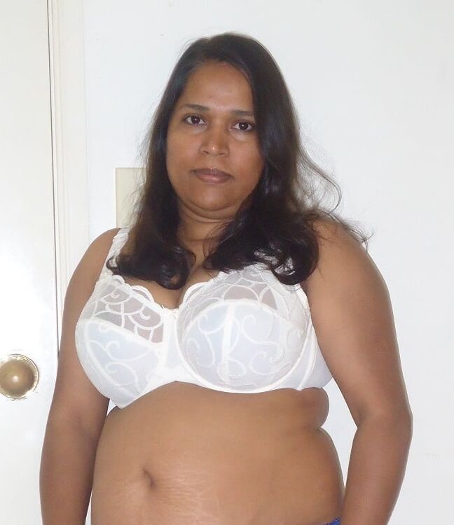 Rozee big boobs bhabhi