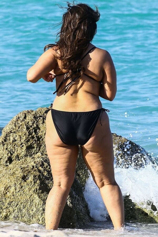 Ashley Graham curves BLACK BIKINI