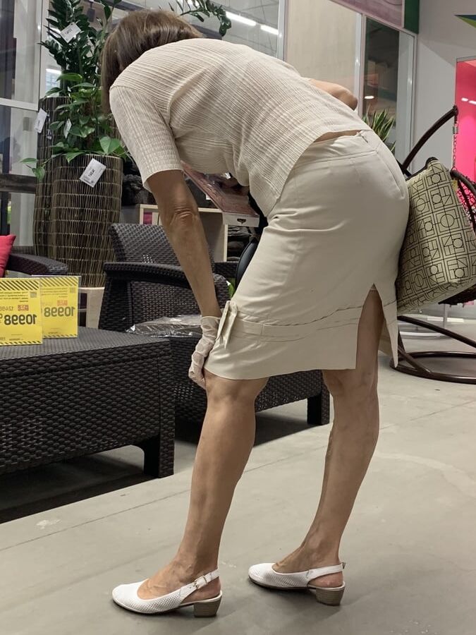 MILF granny upskirt