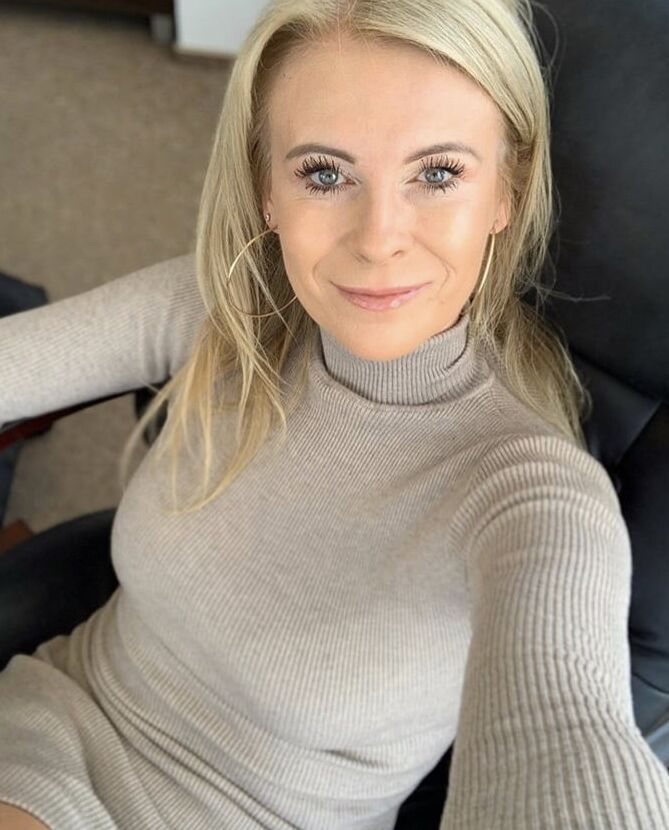 Hot As Fuck MILF You Just Would Love To SMASH Wank Bank