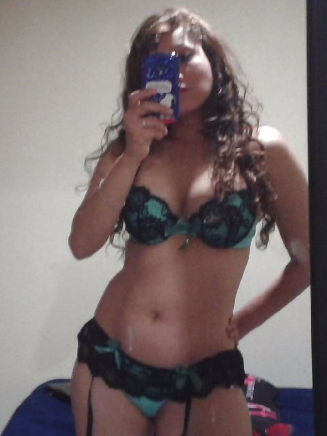 Mexicana con uniforme y sin uniforme