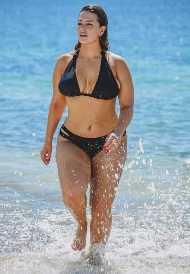 Ashley Graham curves BLACK BIKINI