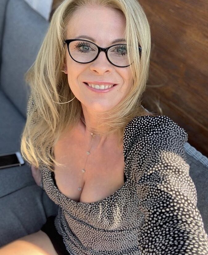 Hot As Fuck MILF You Just Would Love To SMASH Wank Bank