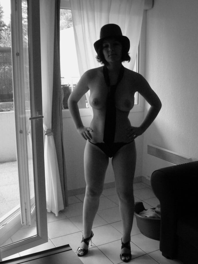 Brunette show all that she&;s got