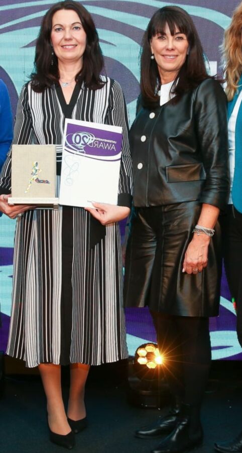 Reife Geschäftsfotzen in Strumpfhosen