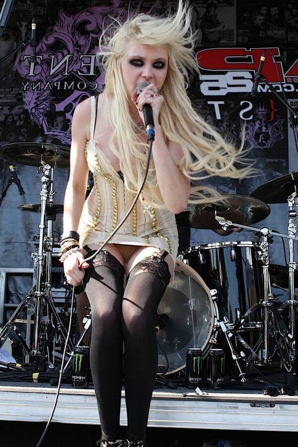 Taylor Momsen rockbitch