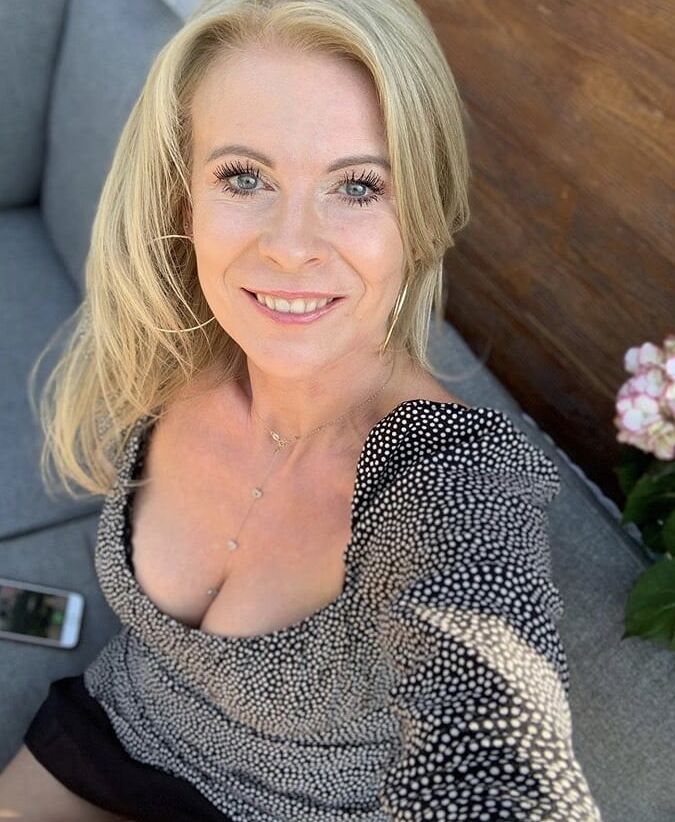 Hot As Fuck MILF You Just Would Love To SMASH Wank Bank