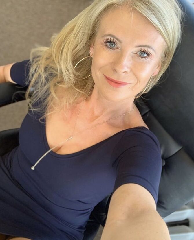 Hot As Fuck MILF You Just Would Love To SMASH Wank Bank