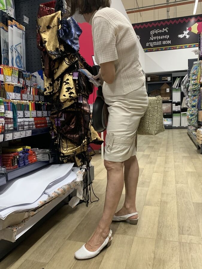 MILF granny upskirt