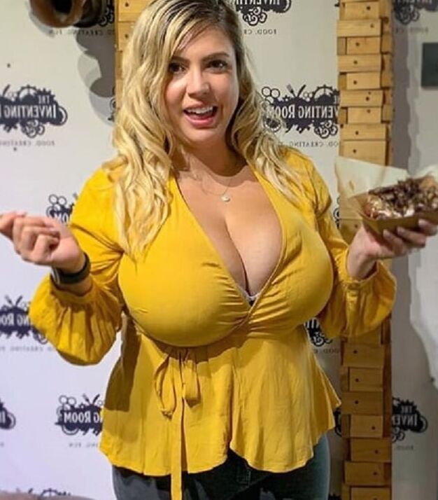 Geile Blonde mit richtig dicken Titten