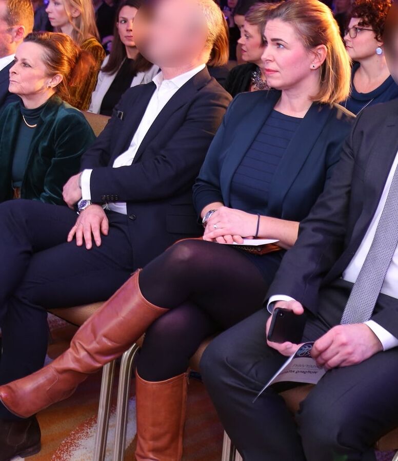 Reife Geschäftsfotzen in Strumpfhosen