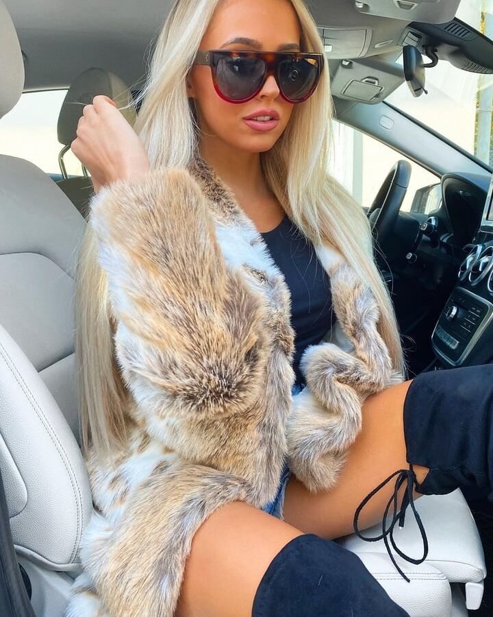 Holly sexy UK chav slut w tight body big sexy ass cute face