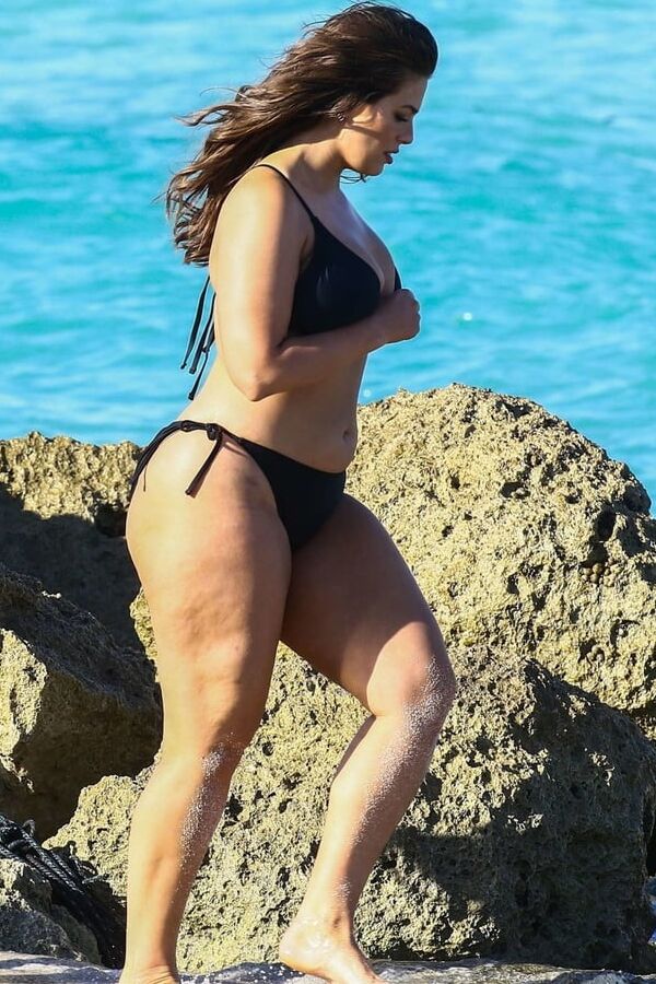 Ashley Graham curves BLACK BIKINI
