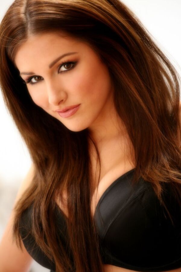 Lucy Pinder boooobs...