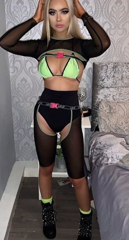 Blonde British Babe: Liv