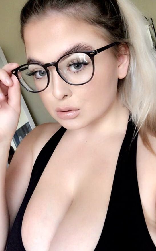 Busty Babe: Lexi