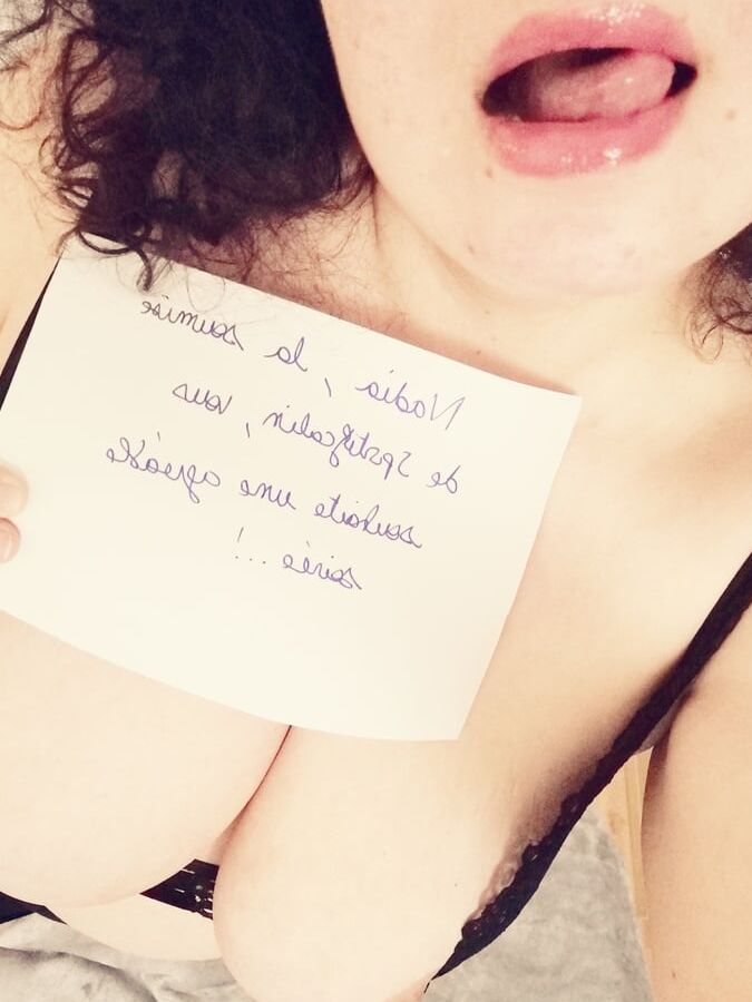 Nadia, ma chienne, vous souhaite une bonne soiree