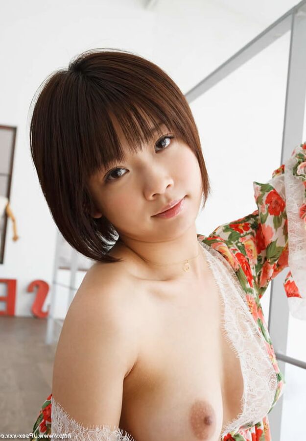 Mana die kleine asiatische Fickpuppe