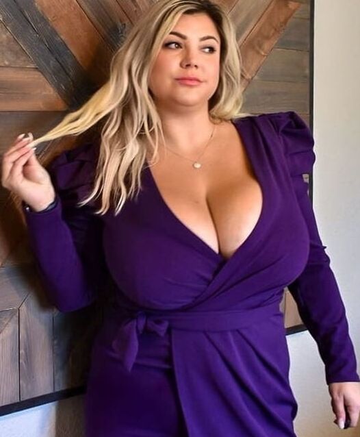 Geile Blonde mit richtig dicken Titten