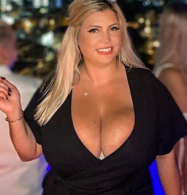 Geile Blonde mit richtig dicken Titten