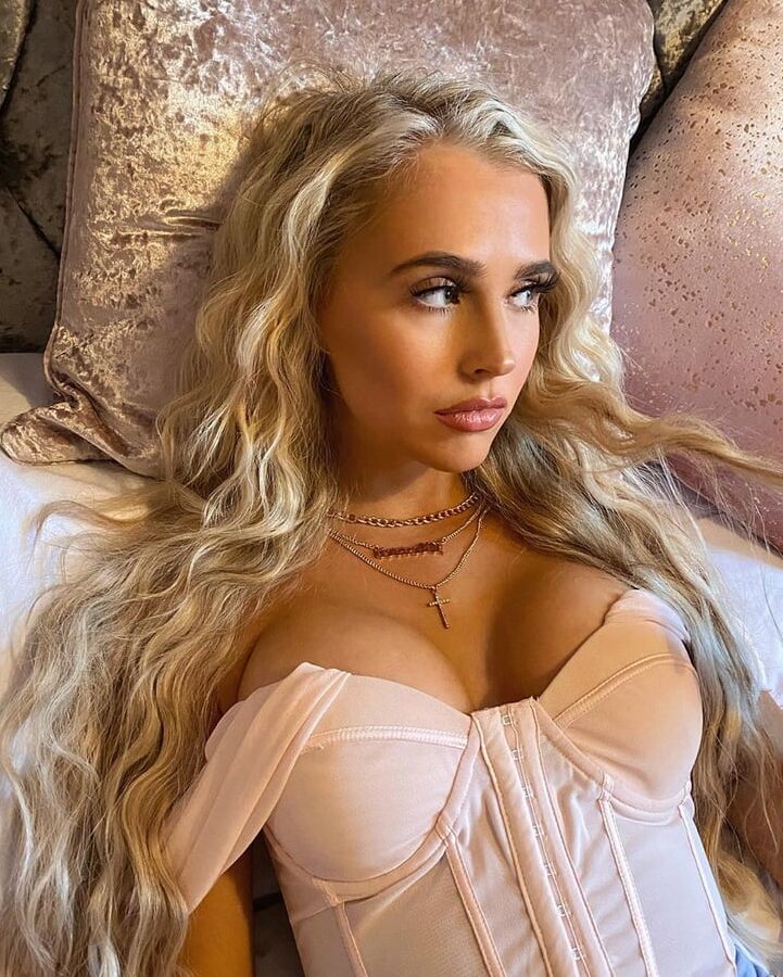 Holly sexy UK chav slut w tight body big sexy ass cute face