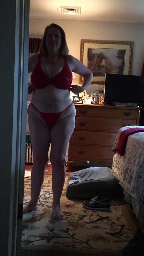 What a fuckin mature slut !