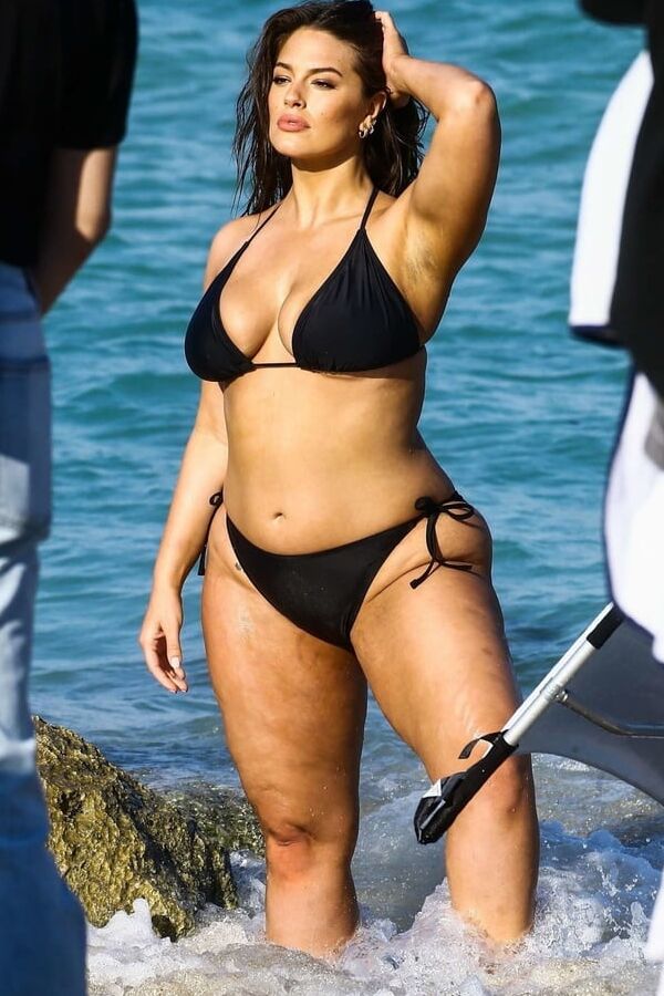 Ashley Graham curves BLACK BIKINI