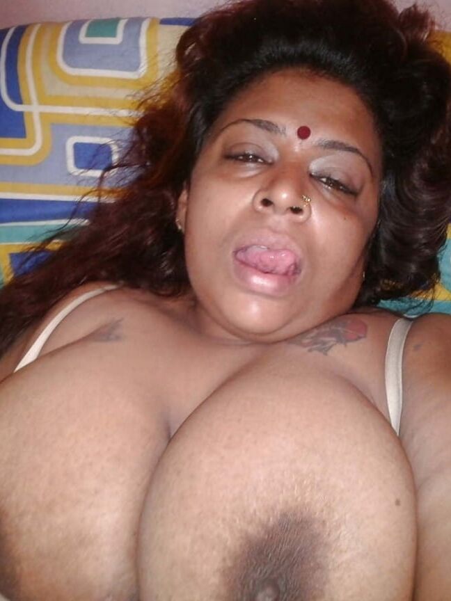 Indian auntys showing boobs