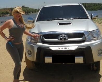 Loira da Hilux