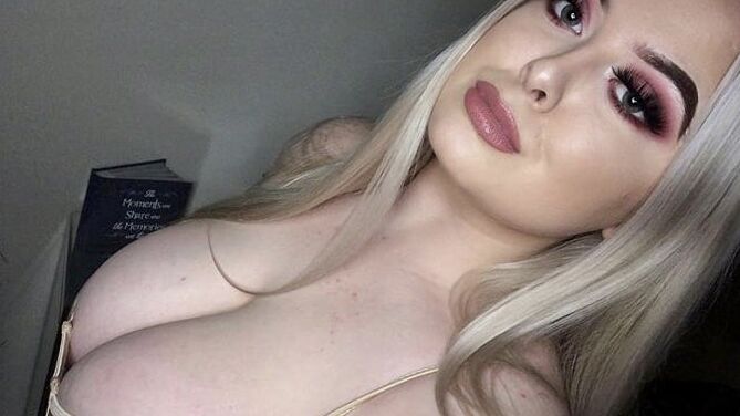 Busty Babe: Lexi