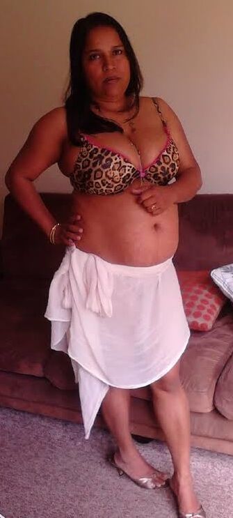 Rozee big boobs bhabhi