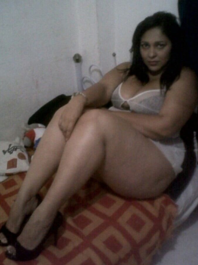 Madurita posando sexy