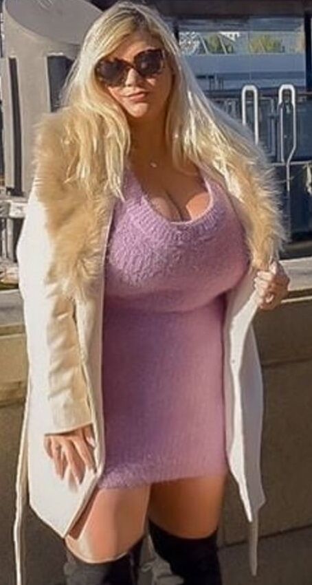 Geile Blonde mit richtig dicken Titten