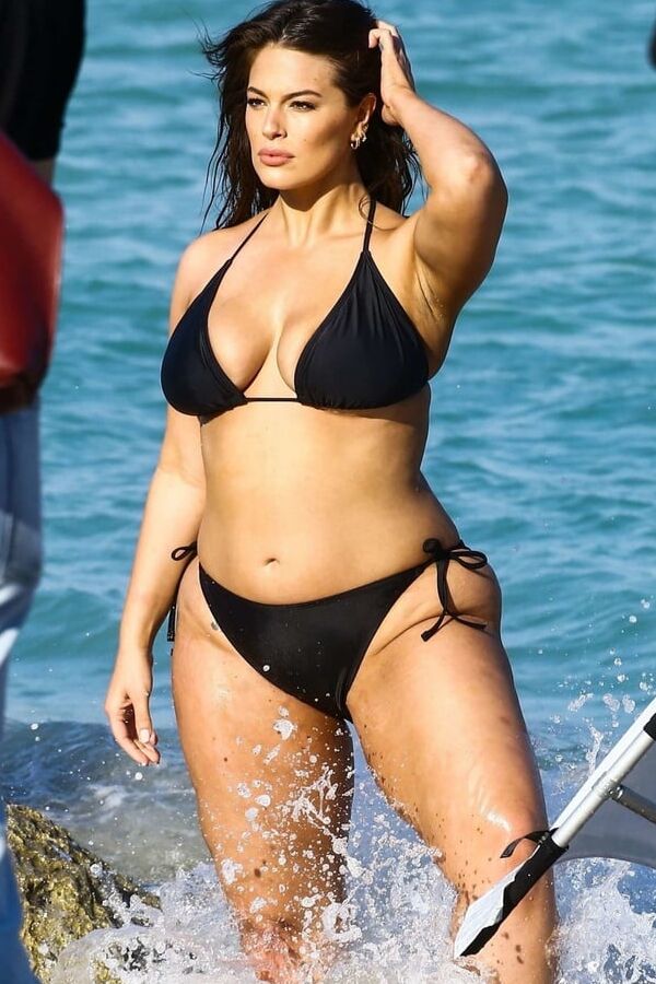 Ashley Graham curves BLACK BIKINI