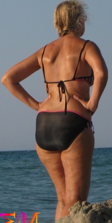 BBW Blondes in bikini (Beach Voyeur)