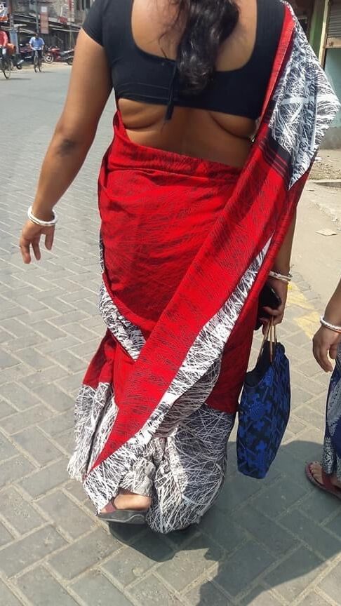 Aunt saree hip folds