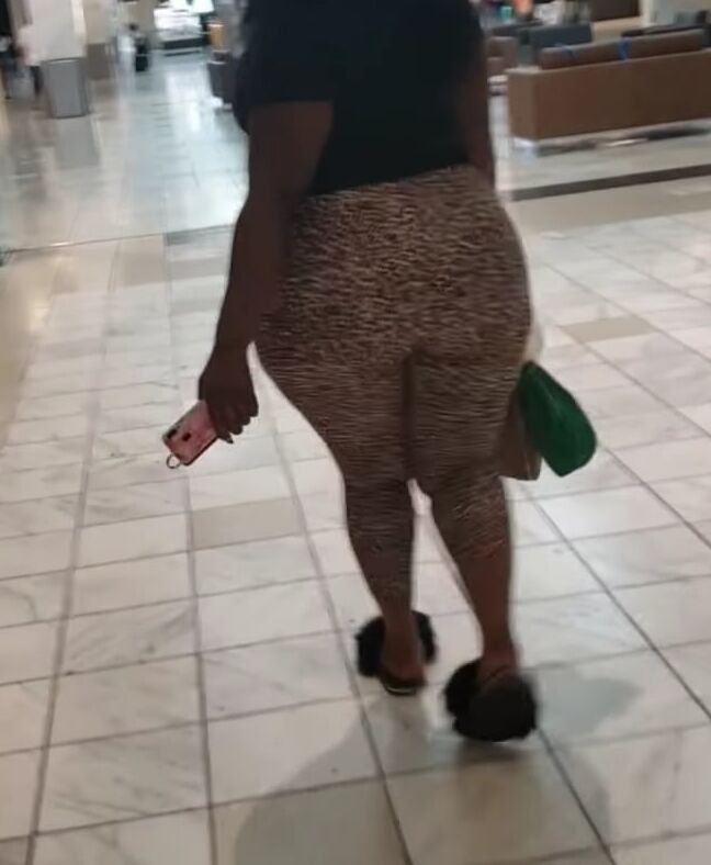 Fat ass booty at the mall
