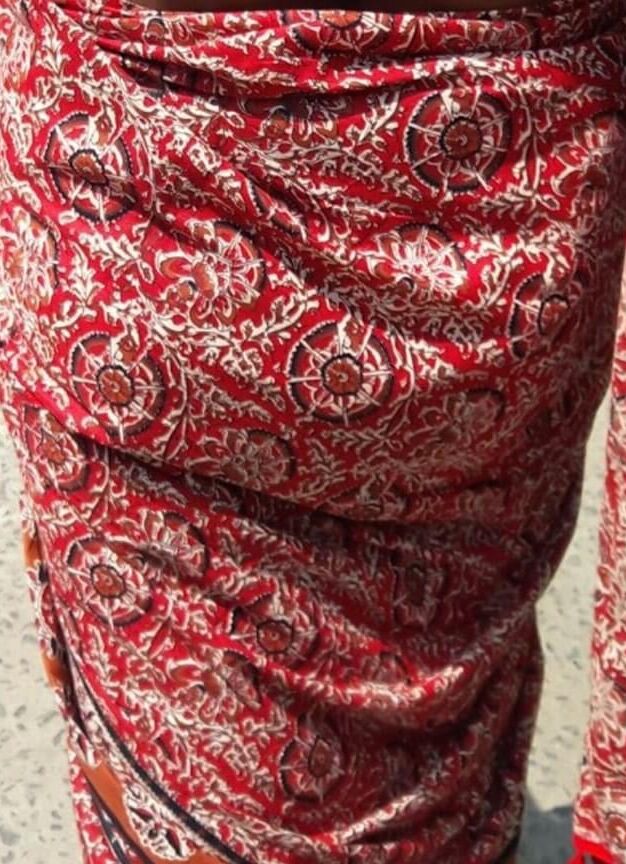 Aunt saree hip folds