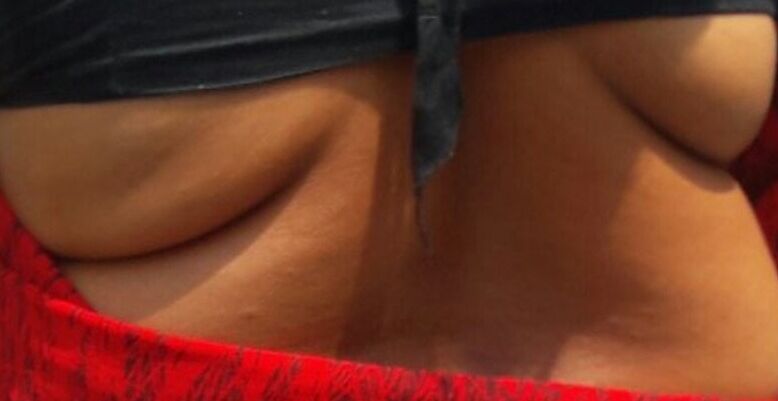 Aunt saree hip folds