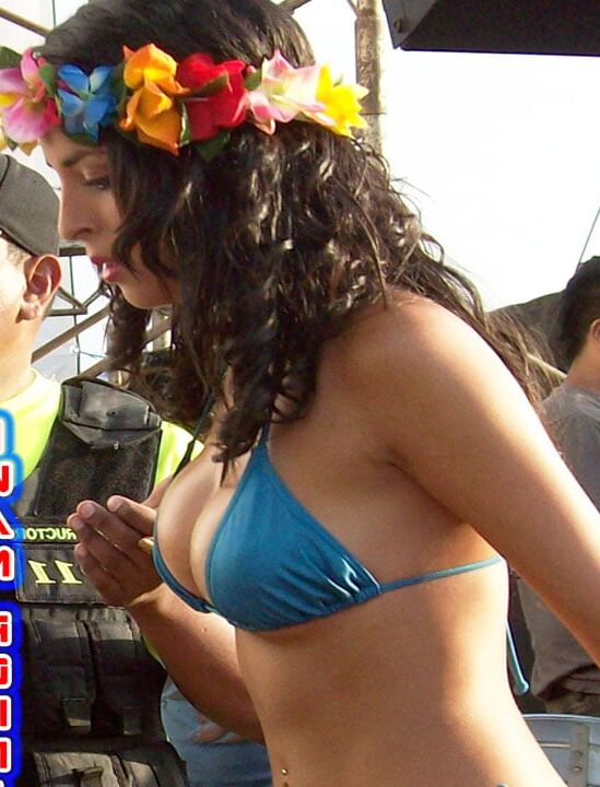 Edecan modelando bikini
