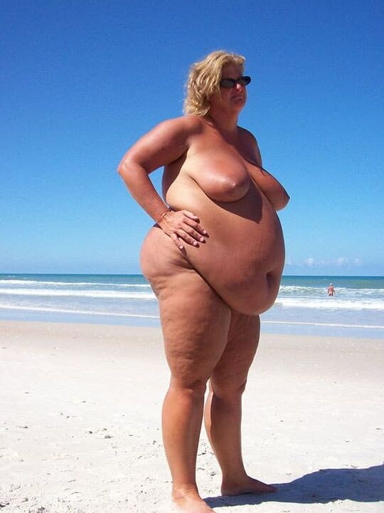 Peeping amateur on the beach