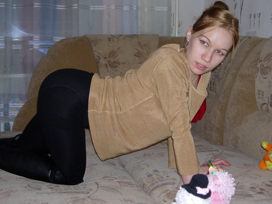 young mom bolnde bshoot in front of