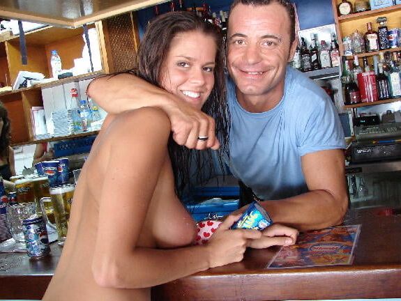 Linda jovencita en la playa