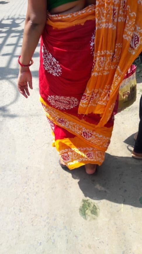 Aunt saree hip folds