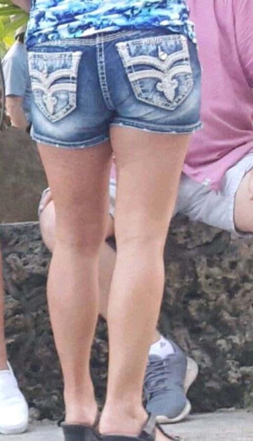 Voyeur sexy feet, legs and asses