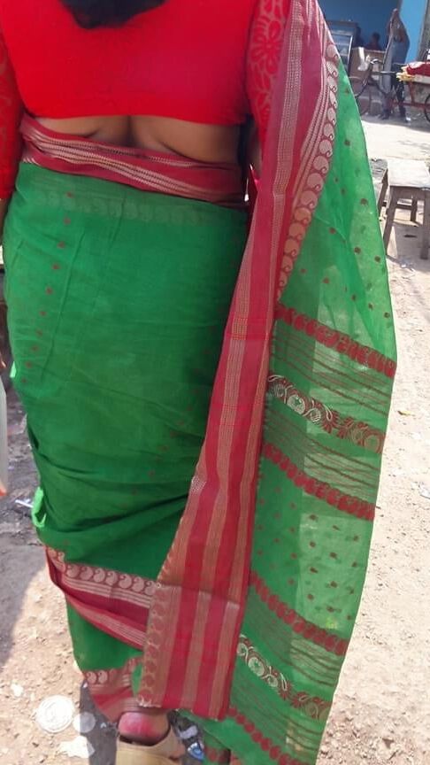 Aunt saree hip folds