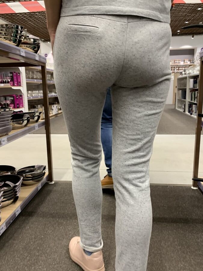 Milf mature cameltoe and nice ass