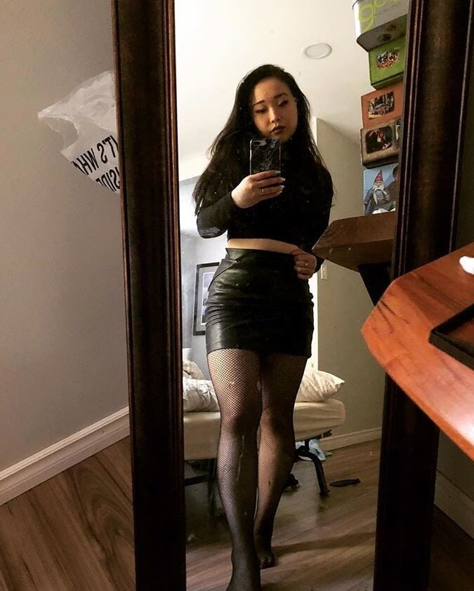 AZN HOTTTSMoking bitch