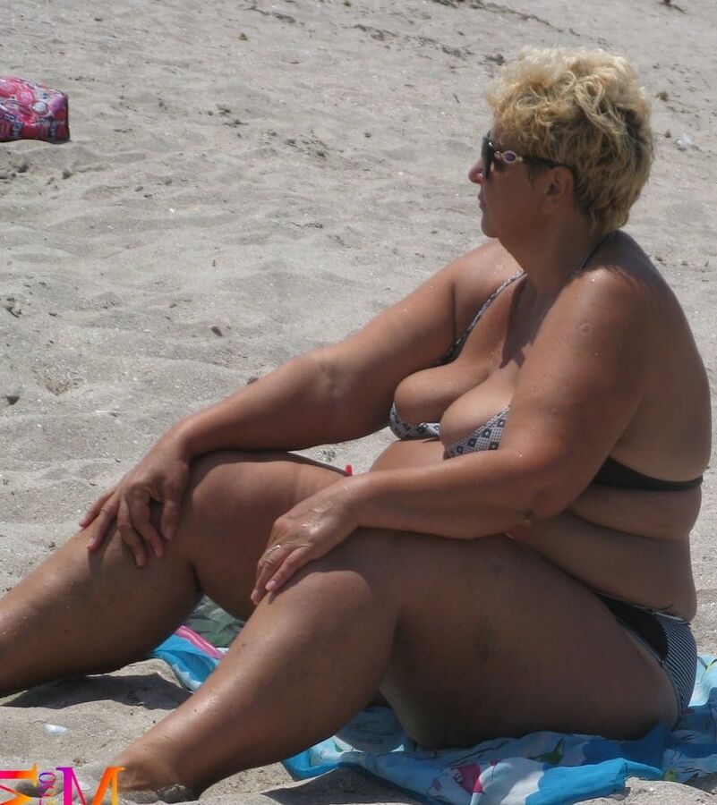 BBW Blondes in bikini (Beach Voyeur)