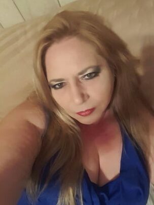 Busty chav mum cant have enough makeup